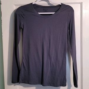 Long sleeved tee, dark grey.